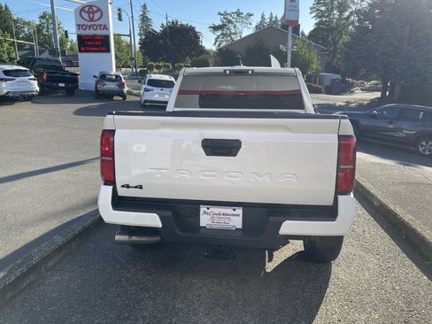 Used 2024 Toyota Tacoma TRD Off-Road AWD/4WD image 4