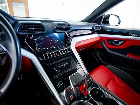 Used 2022 Lamborghini Urus AWD/4WD image 40
