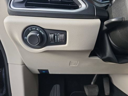 Used 2024 Chrysler Voyager LX FWD image 17