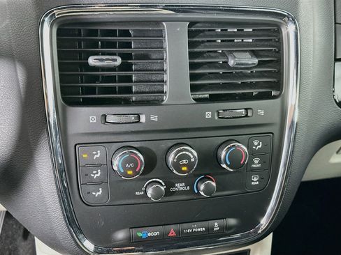 Used 2019 Dodge Grand Caravan SXT FWD image 22