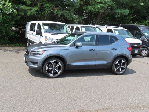 Used 2019 Volvo XC40 T4 Momentum FWD image 4