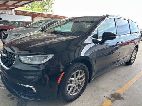 Used 2024 Chrysler Pacifica Touring-L FWD image 12