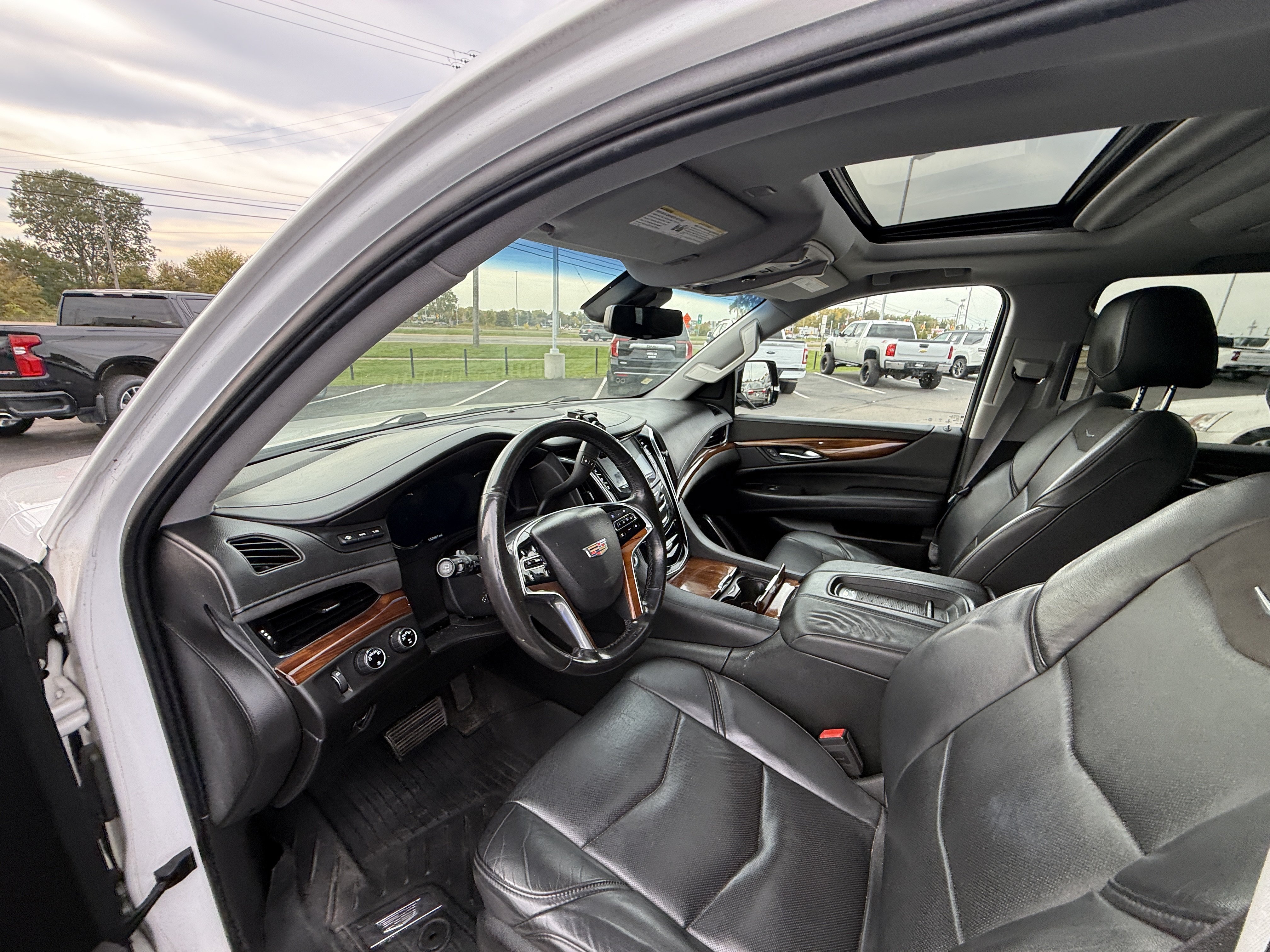 Used 2017 Cadillac Escalade Premium Luxury AWD/4WD image 8