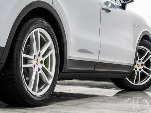 Used 2023 Porsche Cayenne w/ Premium Package AWD/4WD image 21