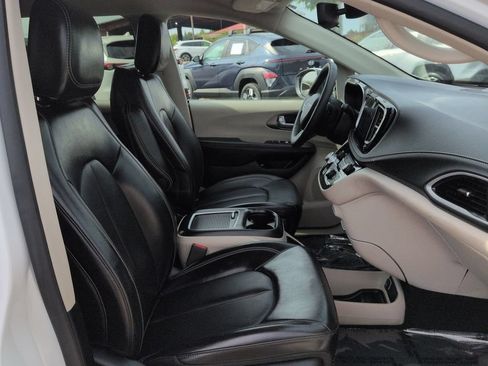 Used 2023 Chrysler Pacifica Touring-L FWD image 29