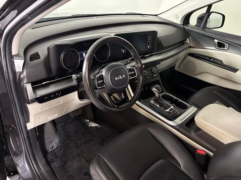 Used 2024 Kia Carnival LX image 17