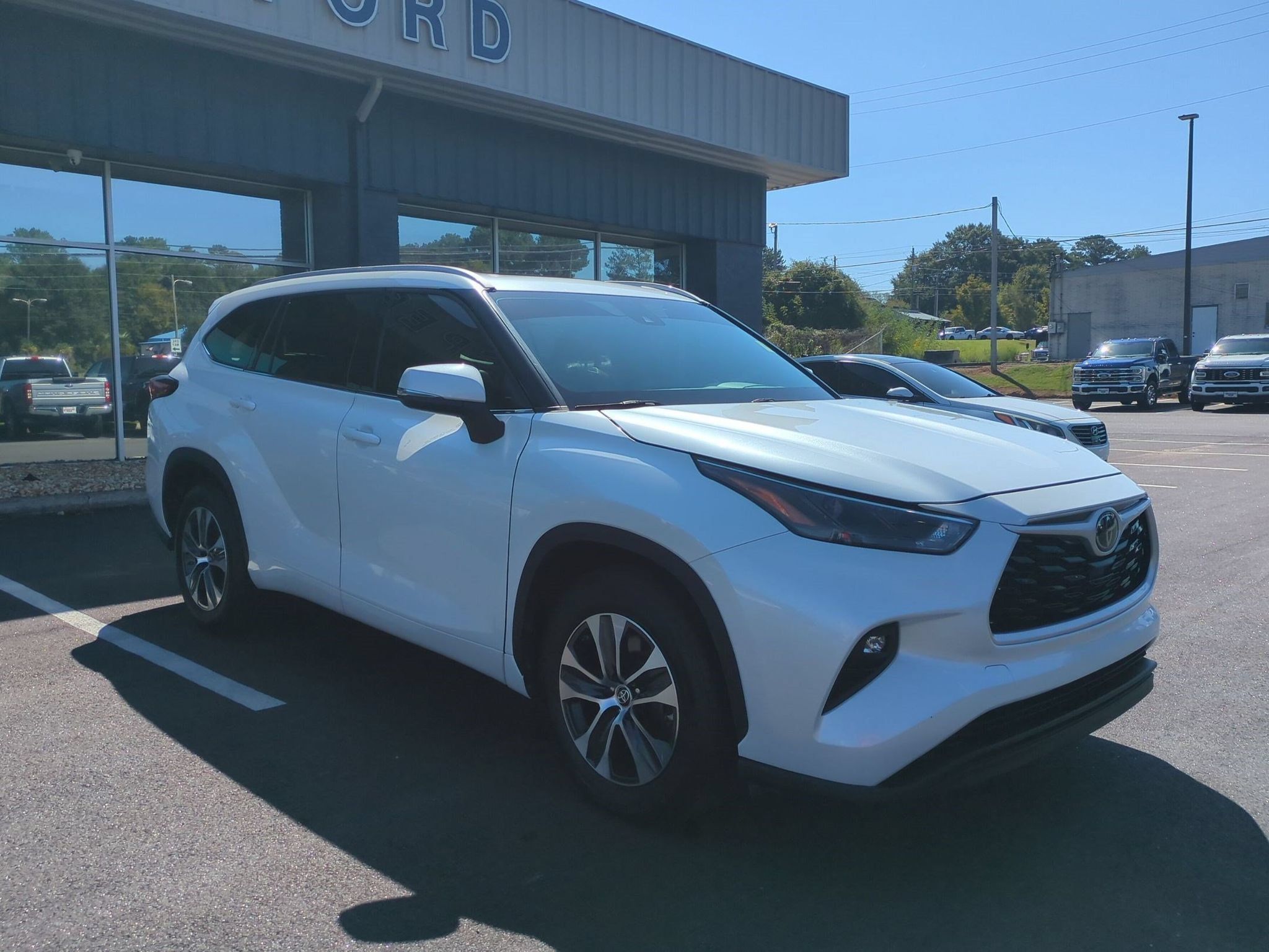 Used 2022 Toyota Highlander XLE FWD image 3