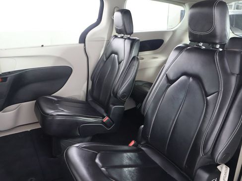 Used 2023 Chrysler Pacifica Touring-L FWD image 31