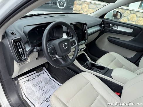 Used 2022 Volvo XC40 T5 Momentum w/ Premium Package AWD/4WD image 4