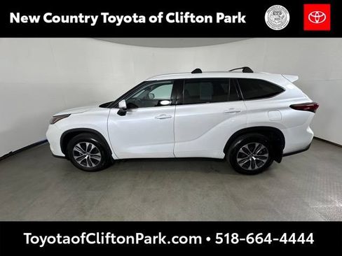Used 2022 Toyota Highlander XLE AWD/4WD image 6