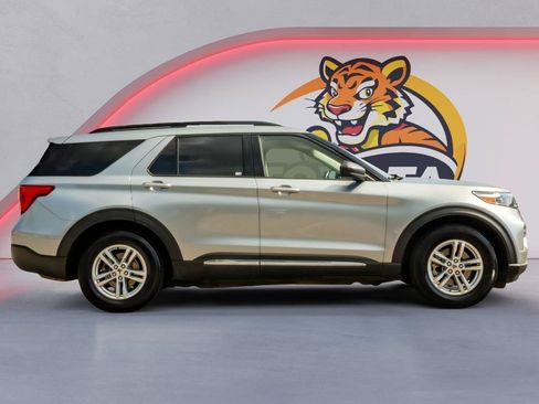 Used 2020 Ford Explorer XLT w/ Equipment Group 202A RWD image 4