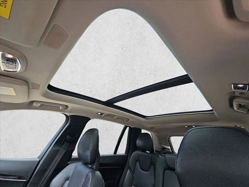 Used 2017 Volvo XC90 T6 Momentum w/ Vision Package image 16