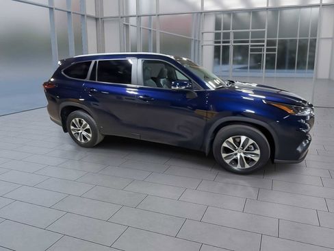Used 2023 Toyota Highlander XLE image 3