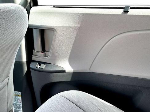 Used 2020 Toyota Sienna LE FWD image 19