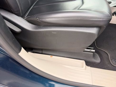 Used 2023 Chrysler Pacifica Touring-L FWD image 37
