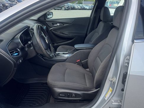 Used 2017 Chevrolet Malibu LT FWD image 16