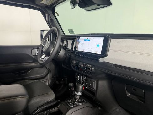 Used 2025 Jeep Wrangler Unlimited Sahara AWD/4WD image 35