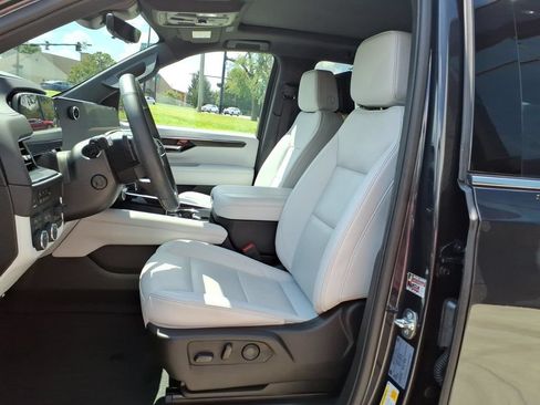 Used 2025 Chevrolet Suburban Premier AWD/4WD image 12