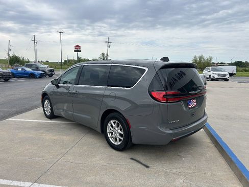 Used 2025 Chrysler Pacifica Select FWD image 3