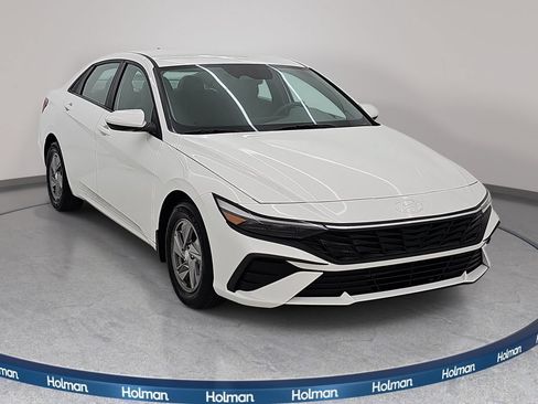 Used 2024 Hyundai Elantra SE FWD image 3