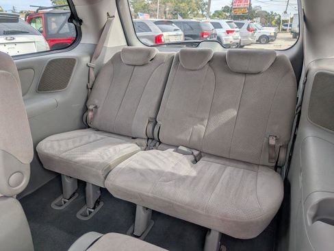 Used 2008 Hyundai Entourage Limited image 11