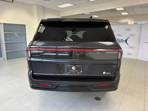 Used 2025 Lincoln Navigator Reserve AWD/4WD image 6
