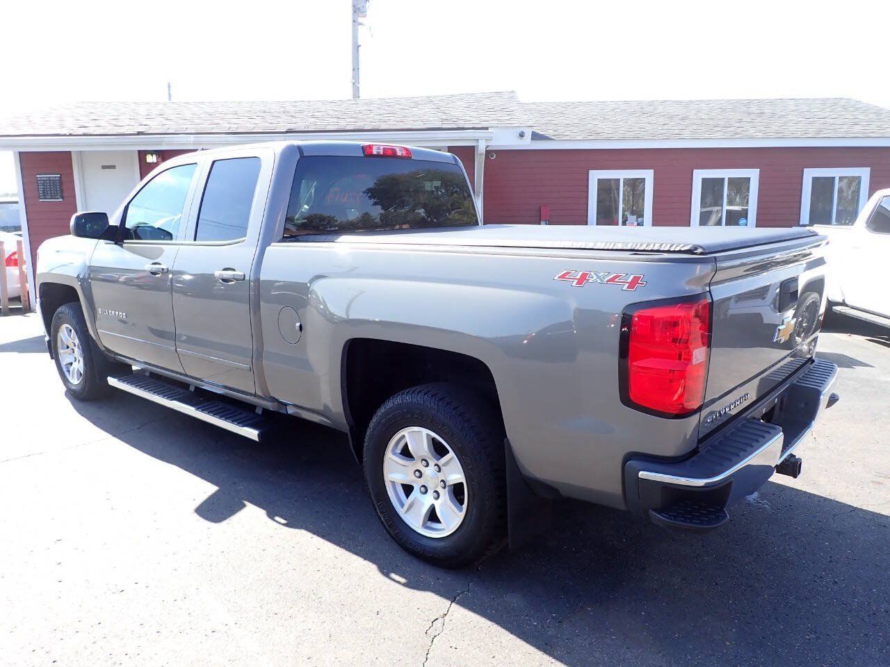 Used 2017 Chevrolet Silverado 1500 LT w/ All Star Edition AWD/4WD image 4