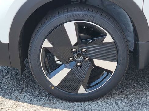 New 2025 Nissan Kicks SR w/ SR Premium Package image 13