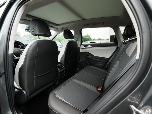 Used 2025 Volkswagen Taos SE w/ Panoramic Sunroof Package AWD/4WD image 32