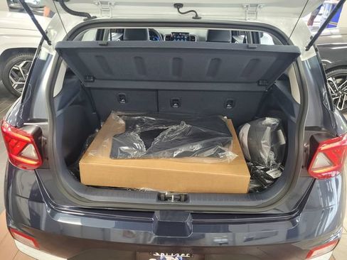 Used 2025 Hyundai Venue Limited FWD image 17