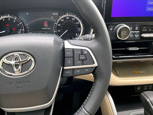 Used 2023 Toyota Highlander XLE FWD image 25
