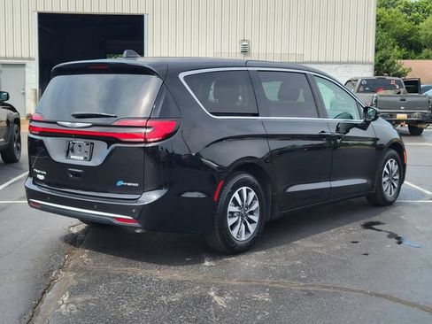 Used 2024 Chrysler Pacifica Limited FWD image 3
