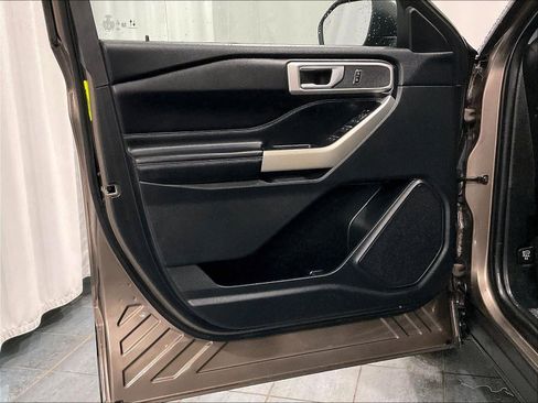 Used 2021 Ford Explorer XLT w/ Equipment Group 202A image 9