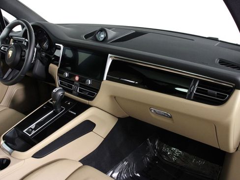Certified 2025 Porsche Macan AWD/4WD image 24