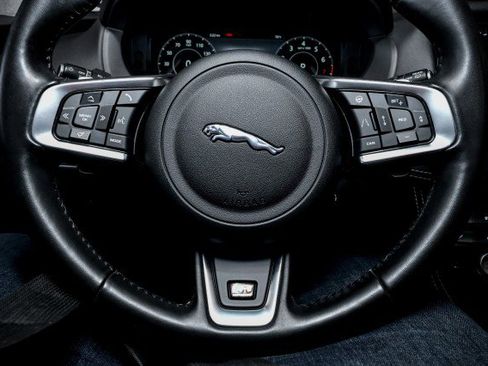 Used 2019 Jaguar F-PACE R-Sport image 33