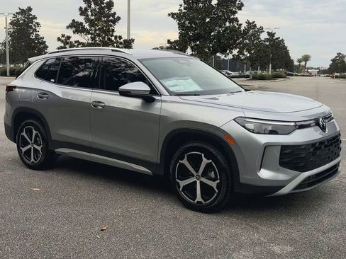 New 2025 Volkswagen Tiguan SE image 2