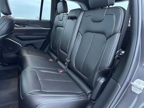 Used 2025 Jeep Grand Cherokee Limited w/ Luxury Tech Group II image 17