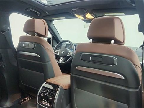 Used 2025 BMW X7 M60i image 27
