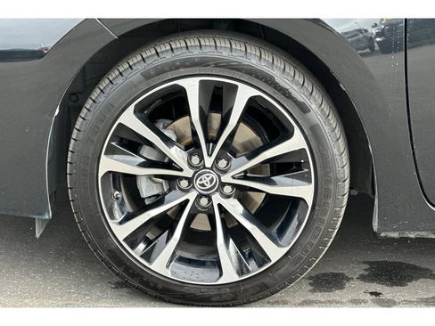 Used 2017 Toyota Corolla SE w/ SE Premium Package FWD image 31