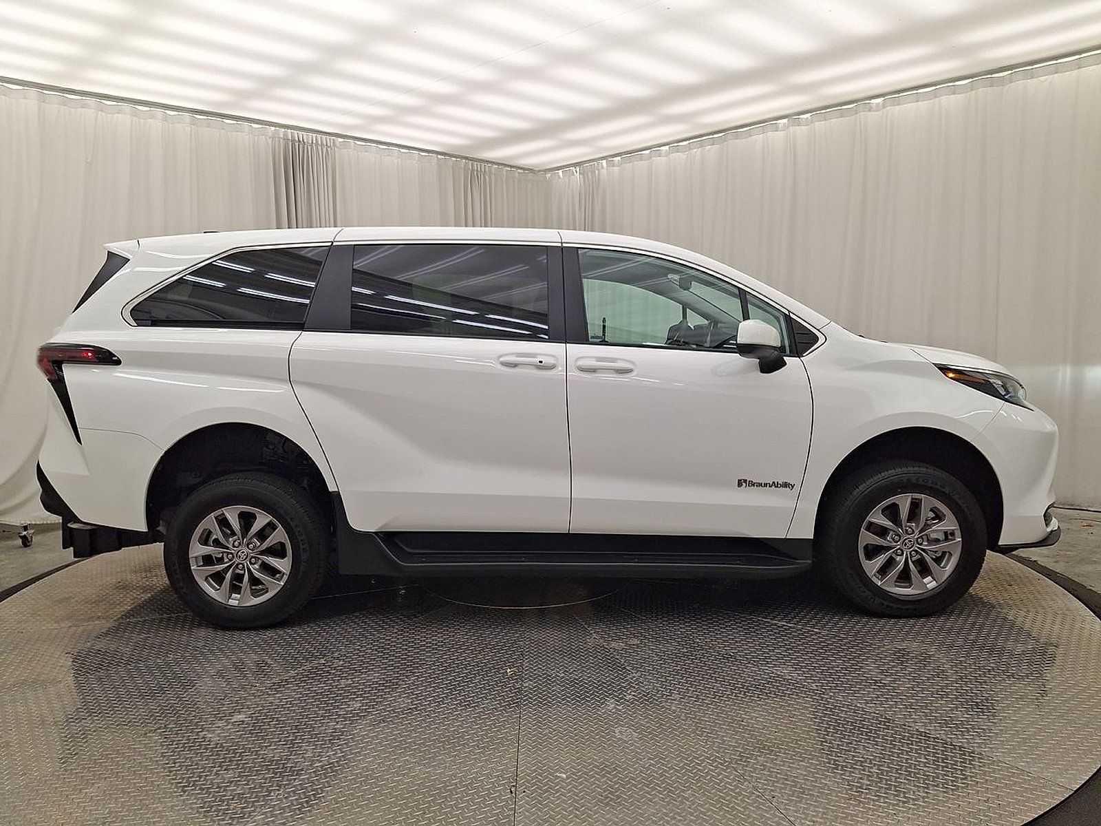 Used 2026 Toyota Sienna LE FWD image 28