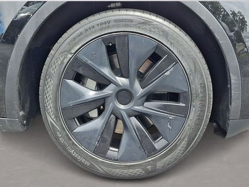 Used 2024 Tesla Model Y Long Range RWD image 8