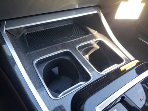 Used 2025 BMW 750e xDrive image 30