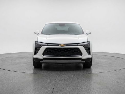 Used 2025 Chevrolet Blazer LT FWD image 2