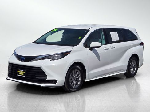 Used 2024 Toyota Sienna LE FWD image 8