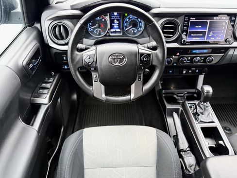 Used 2022 Toyota Tacoma TRD Sport image 2