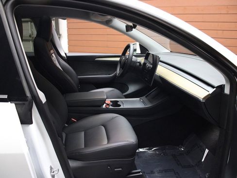 Used 2023 Tesla Model Y Long Range image 32