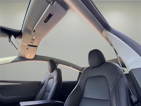 Used 2023 Tesla Model Y Long Range image 18