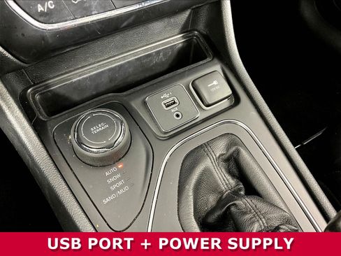 Used 2019 Jeep Cherokee Latitude Plus w/ Comfort/Convenience Group AWD/4WD image 14