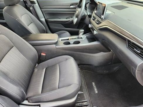 Used 2025 Nissan Altima 2.5 SV FWD image 13