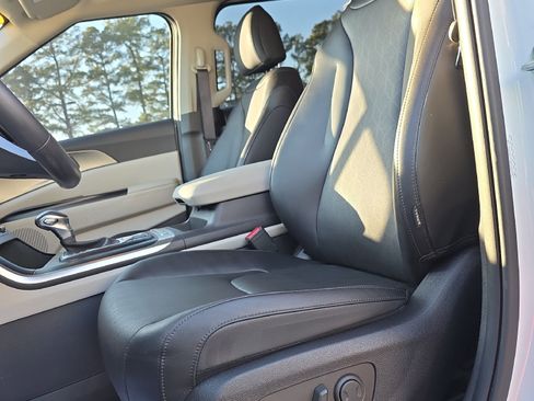 Used 2024 Kia Carnival LX image 11